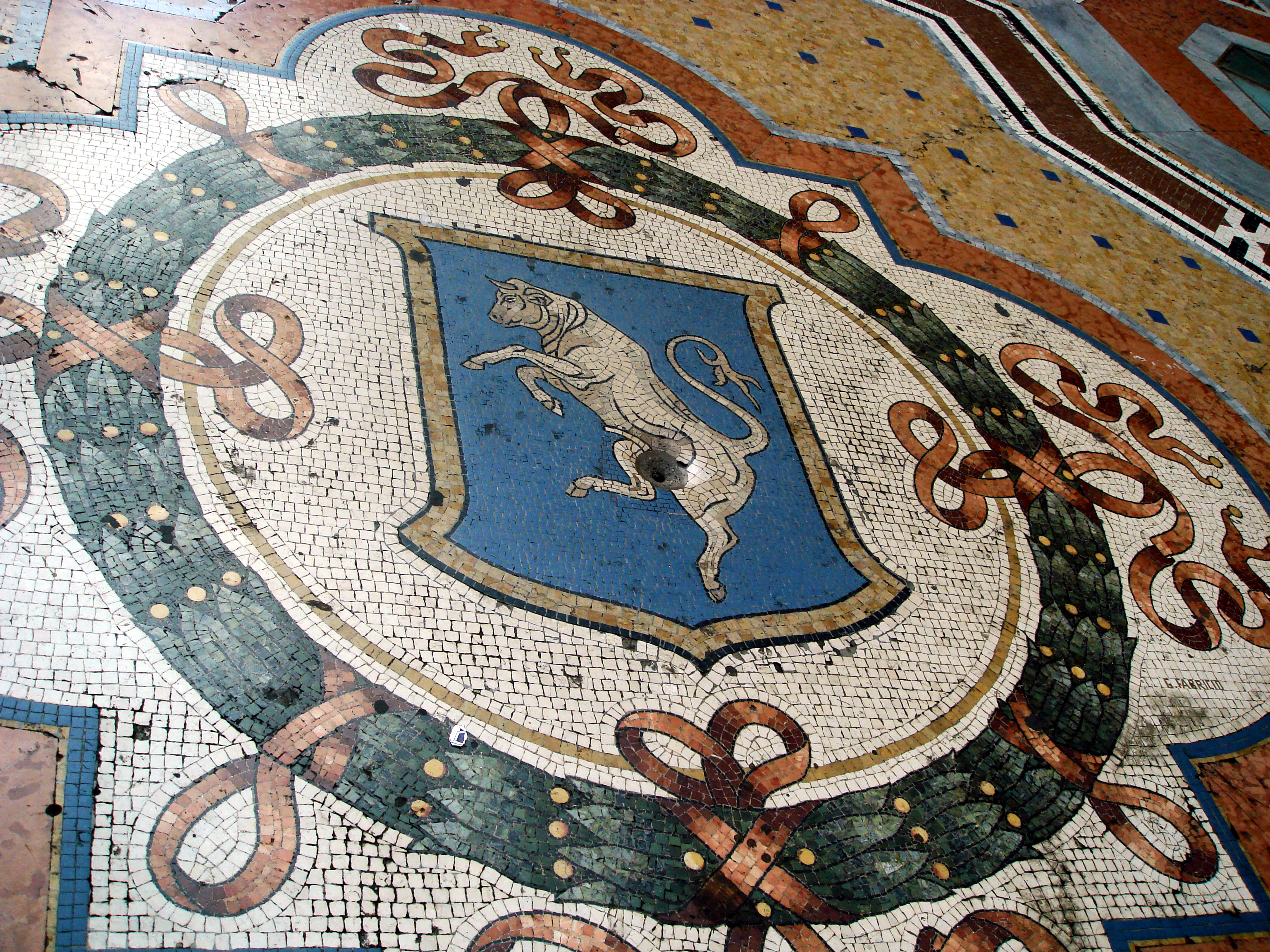Scaramanzia all'italiana: la storia del toro della galleria Vittorio Emanuele II