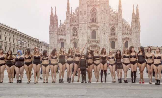 Flash Mob Curvy a Milano: in Piazza Duomo le curvy sfidano la Fashion Week