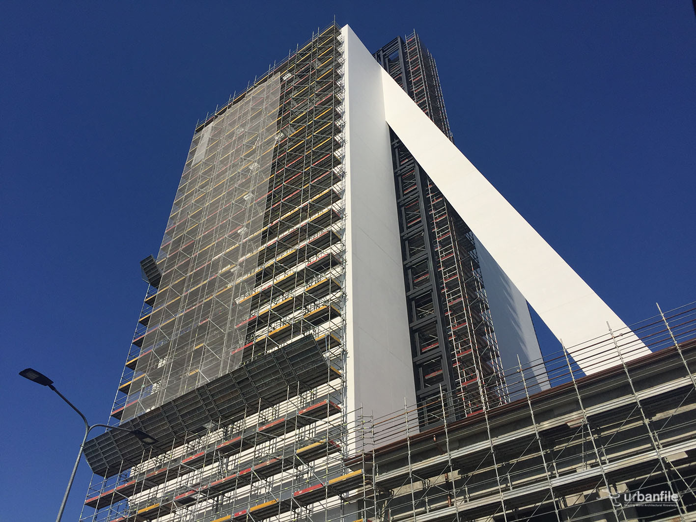 Torre Fondazione Prada apre il 20 aprile 2018, firamta da Rem Koolhaas [fonte immagine urbafile.org]