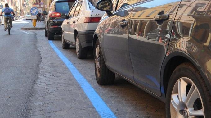 Parcheggi strisce blu a Milano: basta ticket cartaceo, la città si prepara alla novità