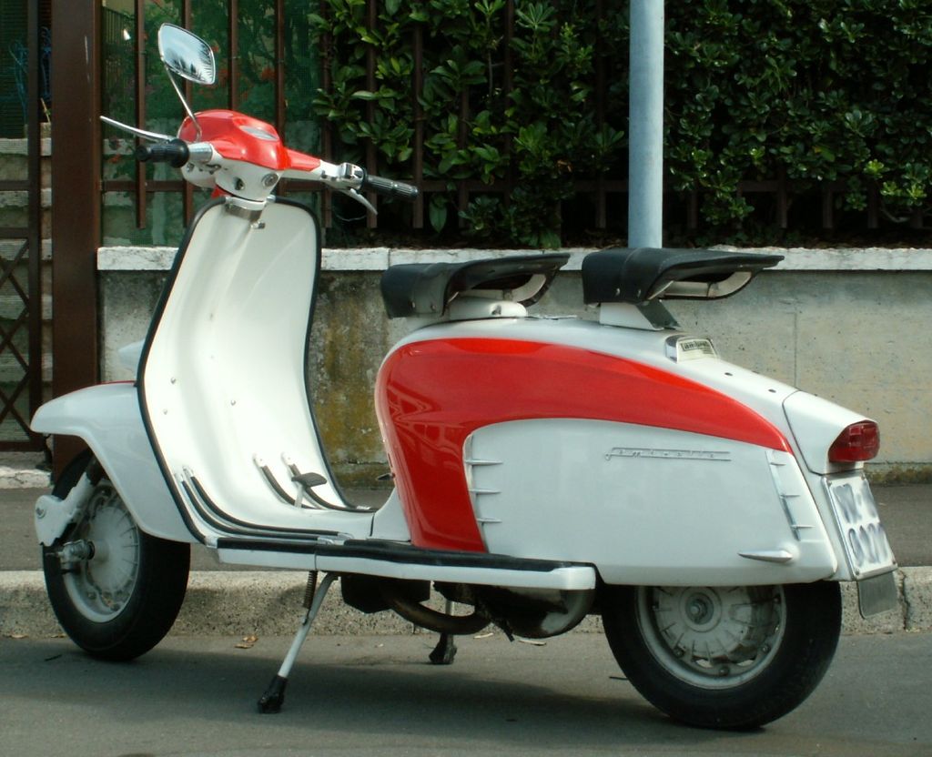 La Lambretta: lo scooter nato a Milano durante il boom economico