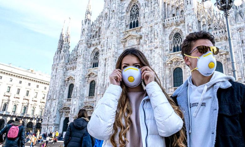 Persone con mascherina davanti Duomo di Milano